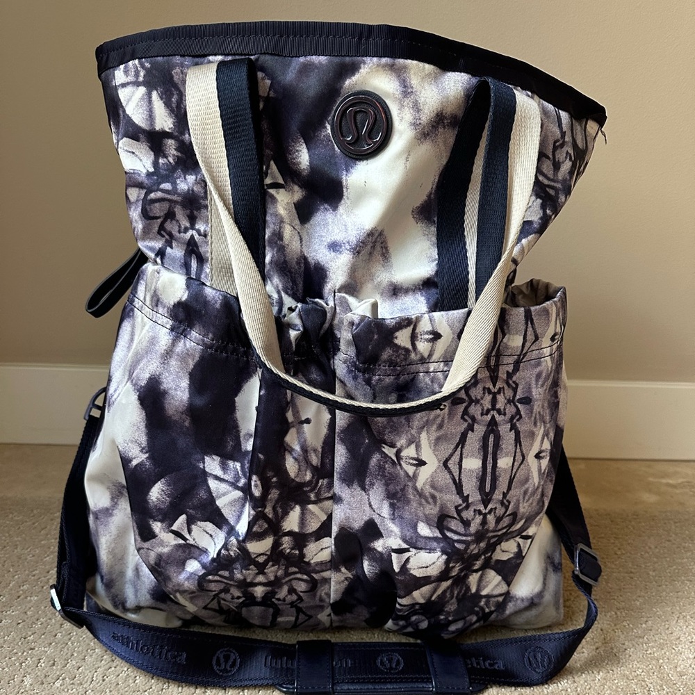 Lulu shoulder gym bag 18”x16”. Laundry bag included.
